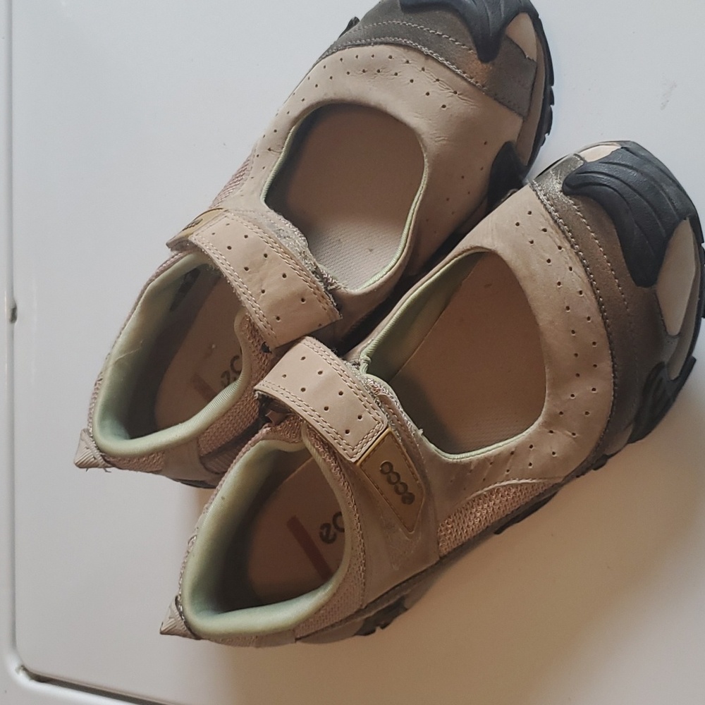 Ladies ECCO leather maryjane style shoes 7-7.5